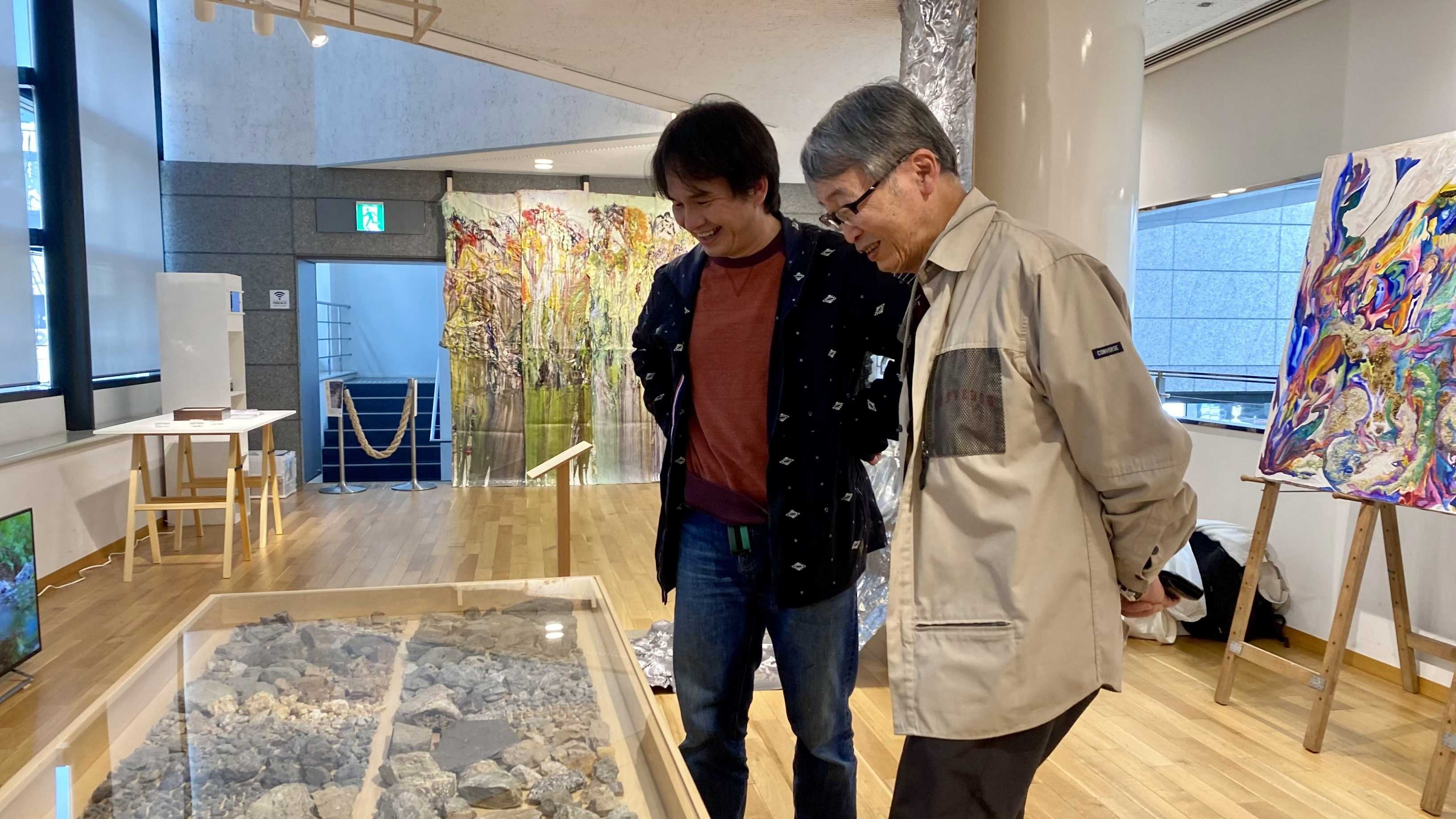 ジオアート / GEOART  「沈降と隆起  -大地を泳ぐために-」展（高松市美術館）レビューの記事へのリンク